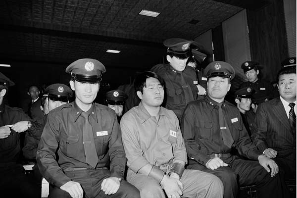 ▲ 재판을 기다리고 있는 육영수 여사 암살범 문세광(가운데). 조총련 출신 빨갱이다.