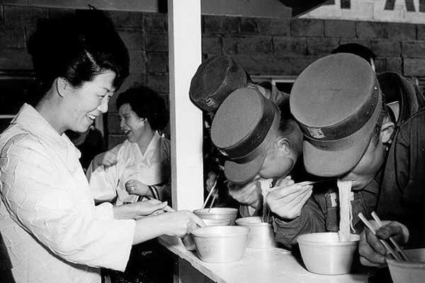 ▲ 군인들에게 따뜻한 국수를 말아 대접하고 있는 영부인 육영수 여사..