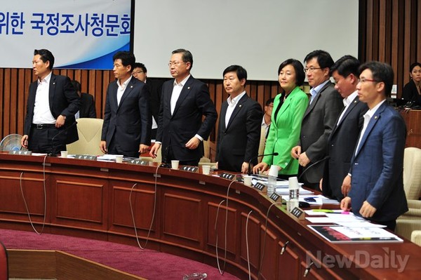 ▲ 14일 오후 국가정보원 댓글 의혹 사건 등의 진상규명을 위한 국정조사 특별위원회가 청문회에 출석하지 않은 원세훈 전 국정원장과 김용판 전 서울지방경찰청장에 대한 동행명령권을 표결 처리했다. 야당 의원 전원이 자리에서 일어나 찬성표를 던지고 있다.ⓒ이종현 기자