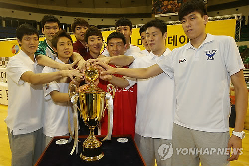 ▲ 아시아농구선수권대회에서 3위를 거둔 남자 농구 대표팀 선수들ⓒ연합뉴스