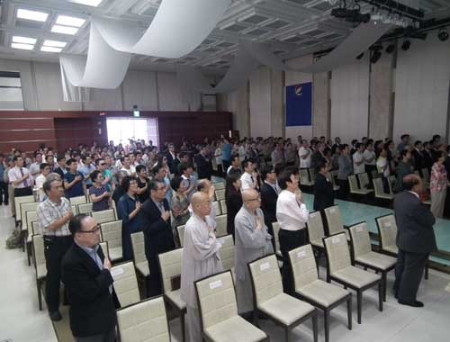 ▲ 정의실현국민연대 창립총회에서 회원들이 국기에 대한 맹세를 하고 있다.