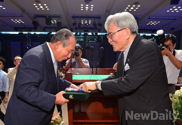 ▲ 이상훈 애국단체총연합 상임대표(왼쪽)가 [제6회 우남이승만애국상] 단체부문 상을 수상하고 있다. 오른쪽은 시상자인 김동길 태평양시대위원회 이사장.ⓒ 정상윤 기자