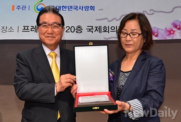 ▲ 건국이념보급회(회장 인보길 뉴데일리 대표) 김효선 사무총장이 [제6회 우남이승만애국상] 개인부문 상을 수상하고 있다. 왼쪽은 시상자인 손병두 대한민국사랑회 이사장.ⓒ 정상윤 기자