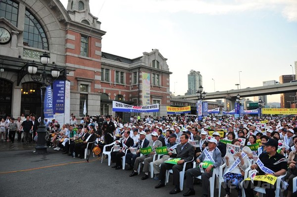 ▲ 14일 저녁7시 (구)서울역 광장에 모인 시민들은 촛불시위와 민주당의 국정원 무력화 법안의 위험성을 주장했다ⓒ이종현