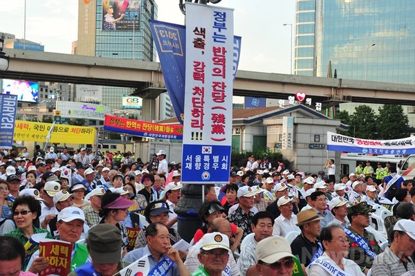 ▲ 14일 저녁7시 (구)서울역 광장에 모인 시민들은 촛불시위와 민주당의 국정원 무력화 법안의 위험성을 주장했다ⓒ이종현