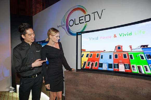 ▲ 삼성전자 직원이 관람객에게 커브드 OLED TV를 설명하고 있다.