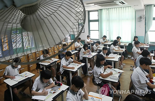 ▲ 찜통더위가 계속된 지난 12일 오전 3주간의 짧은 여름방학을 끝내고 개학한 서울 연희중학교 학생들이 수업을 받고 있다.ⓒ 연합뉴스