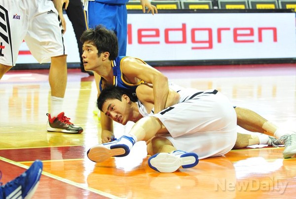 ▲ 부산 KT와 한양대학교 농구팀이 2013 프로-아마농구 최강전 첫 경기에서 만났다. 경기는 부산 KT의 승리로 끝났다ⓒ이종현