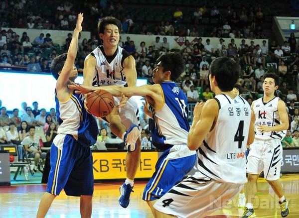 ▲ 부산 KT와 한양대학교 농구팀이 2013 프로-아마농구 최강전 첫 경기에서 만났다. 경기는 부산 KT의 승리로 끝났다ⓒ이종현