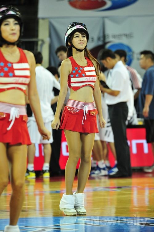 ▲ 최근 인기몰이 중인 아이돌그룹 [크레용팝]의 빠빠빠에 맞춰 군무를 펼쳐보이고 있는  치어리더ⓒ이종현