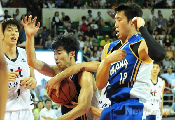 ▲ 부산 KT와 한양대학교 농구팀이 2013 프로-아마농구 최강전 첫 경기에서 만났다. 경기는 부산 KT의 승리로 끝났다ⓒ이종현