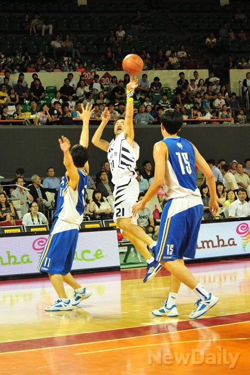 ▲ 부산 KT와 한양대학교 농구팀이 2013 프로-아마농구 최강전 첫 경기에서 만났다. 경기는 부산 KT의 승리로 끝났다ⓒ이종현