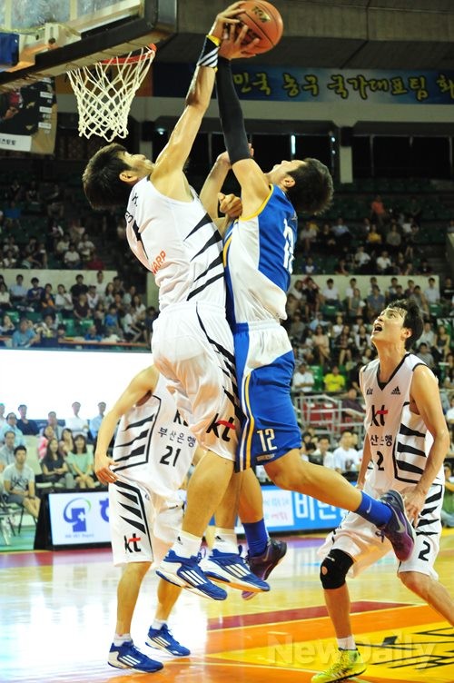 ▲ 부산 KT와 한양대학교 농구팀이 2013 프로-아마농구 최강전 첫 경기에서 만났다. 경기는 부산 KT의 승리로 끝났다ⓒ이종현
