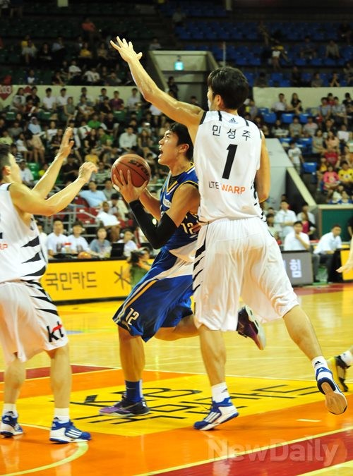 ▲ 부산 KT와 한양대학교 농구팀이 2013 프로-아마농구 최강전 첫 경기에서 만났다. 경기는 부산 KT의 승리로 끝났다ⓒ이종현