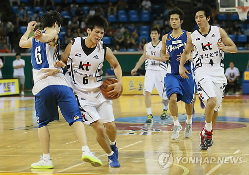 ▲ 부산 KT와 한양대학교 농구팀이 2013 프로-아마농구 최강전 첫 경기에서 만났다. 경기는 부산 KT의 승리로 끝났다ⓒ연합뉴스