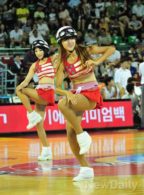 ▲ 최근 인기몰이 중인 아이돌그룹 [크레용팝]의 빠빠빠에 맞춰 군무를 펼쳐보이고 있는  치어리더ⓒ이종현