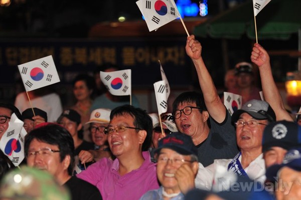 ▲ 종북척결 시민대회 연사들에게 환호하는 애국시민들. 이날 시민대회에는 1,500여 명이 참석했다.