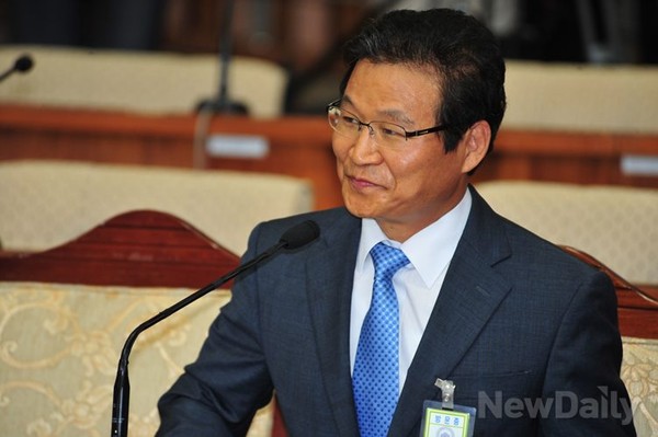 ▲ 김용판 전 서울지방경찰청장이 16일 오전 국회에서 열린 국가정보원 댓글사건 규명을 위한 국회 국정조사특위 청문회에서 증인 선서를 거부한 후 이유를 밝히고 있다. ⓒ이종현 기자