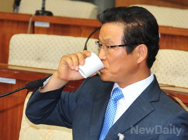 ▲ 김용판 전 서울지방경찰청장이 16일 오전 국회에서 열린 국가정보원 댓글사건 규명을 위한 국회 국정조사특위 청문회에 증인으로 출석, 의원 질의를 들으며 물을 마시고 있다.ⓒ이종현 기자