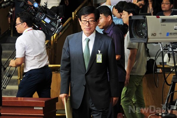 ▲ 16일 오후 서울 여의도 국회에서 열린 [국정원의 댓글과 대선개입 의혹 진상규명 국정조사청문회]에서 증인으로 출석한 <원세훈> 전 국정원장이 증인 좌석으로 이동하고 있다. ⓒ 이종현 기자