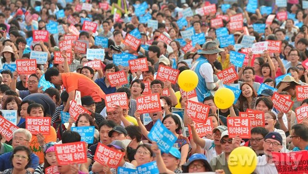 ▲ 60년 민주당의 역사는 사라지고 광장에서 종친떼와 한 몸이 되어버린 민주당. 민주당의 자살이 진행중이다.ⓒ