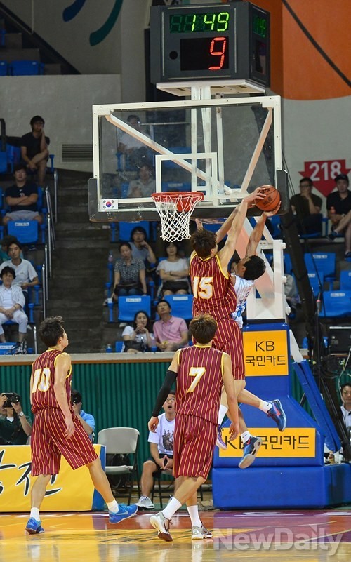 ▲ 16일 오후 4시 서울 송파구 잠실학생체육관에서 열린 2013 프로-아마농구 최강전 16강. 이날 경희대학교가 아마추어 팀으로 최초고 프로팀인 전주 KCC 이지스를 꺾고 8강에 진출했다ⓒ정상윤