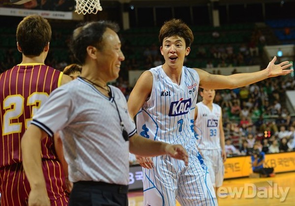 ▲ 16일 오후 4시 서울 송파구 잠실학생체육관에서 열린 2013 프로-아마농구 최강전 16강. 이날 경희대학교가 아마추어 팀으로 최초고 프로팀인 전주 KCC 이지스를 꺾고 8강에 진출했다ⓒ정상윤