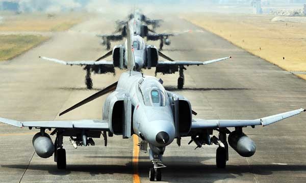 ▲ 우리 공군이 30년 넘게 사용 중인 F-4 팬텀. 도입 당시 '예산'이 걸림돌이었지만, 박정희 대통령의 '정치적 결단'으로 들여온 들여올 수 있었다.