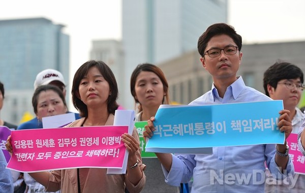 ▲ 17일 오후 서울광장에서 열린 민주당 국민보고대회에 참가한 통합진보당 김재연 의원(좌), 민주당 김광진 의원.ⓒ정상윤 기자