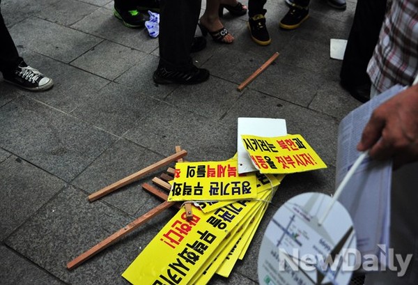 ▲ 지나가던 한 촛불집회 참가자가 패악을 부리고 지나간 현장에 남겨진 지지대가 부러진 피켓들