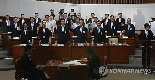 ▲ 국가정보원 댓글의혹 사건 규명을 위한 국정조사 특위 2차 청문회가 19일 오전 국회에서 열려 증인들이 선서를 하고 있다. 증인으로 출석한 국정원 직원들은 커튼가림막 뒤에서 선서를 하고 있다.ⓒ연합뉴스