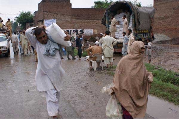▲ 지진피해를 입은 파키스탄 주민들을 위해 식량지원을 하는 모습. 재난현장의 의료는 일반적인 진료와는 다르다. [사진: 세계식량프로그램 홈페이지]