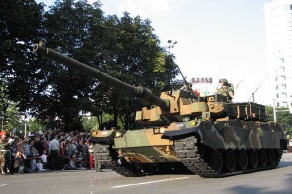 ▲ 2008년 10월 1일 국군의 날 당시 서울 강남 테헤란로를 지나는 XK2 흑표전차. [사진: 코나스넷]