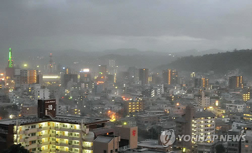 ▲ 일본 가고시마 현 사쿠라지마 화산이 18일 오후 폭발해 가고시마 현 도심이 연기로 뒤덮여 있다. ⓒ 연합뉴스