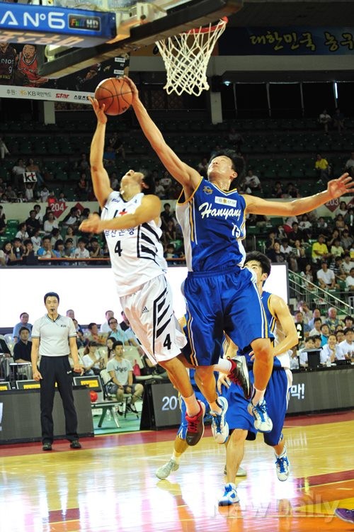 ▲ 지난 15일 한양대학교와 부산 KT가 16강전에서 맞대결을 펼쳤다ⓒ이종현