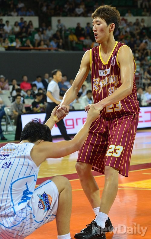 ▲ 지난 16일 경희대학교와 전주 KCC가 맞대결을 펼쳤다ⓒ정상윤