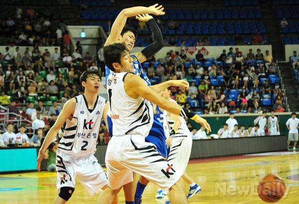 ▲ 지난 15일 한양대학교와 부산 KT가 16강전에서 맞대결을 펼쳤다ⓒ이종현