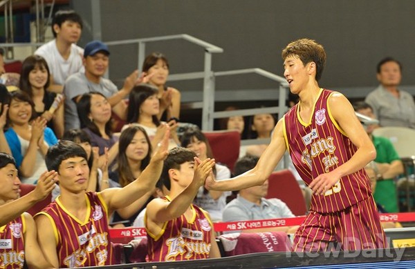 ▲ 지난 16일 경희대학교와 전주 KCC가 맞대결을 펼쳤다ⓒ정상윤