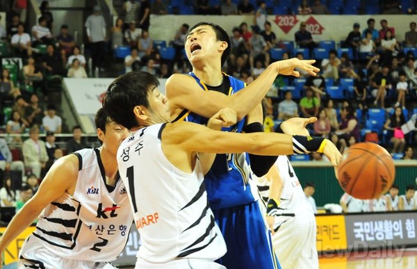 ▲ 지난 15일 한양대학교와 부산 KT가 16강전에서 맞대결을 펼쳤다ⓒ이종현