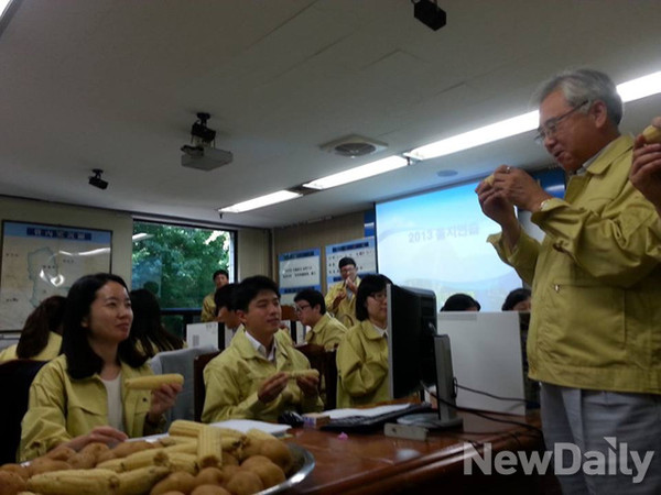▲ 을지연습 중에 옥수수와 감자 등을 간식으로 먹고 있는 서울시교육청 직원들, 오른쪽 문용린 교육감ⓒ윤희성