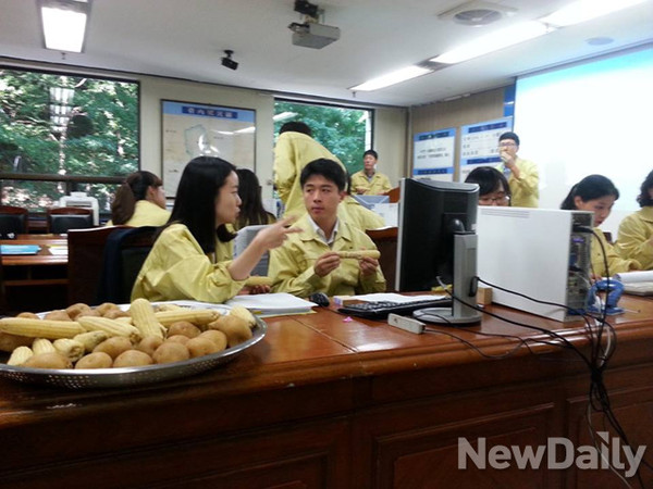 ▲ 을지연습 중에 옥수수와 감자 등을 간식으로 먹고 있는 서울시교육청 직원들ⓒ윤희성