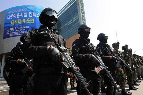 ▲ 신설부처 미래부는 을지연습 중 북한의 사이버 테러에 대응하는 연습을 한다. 사진은 2010년 을지연습 당시 대테러 훈련 장면.