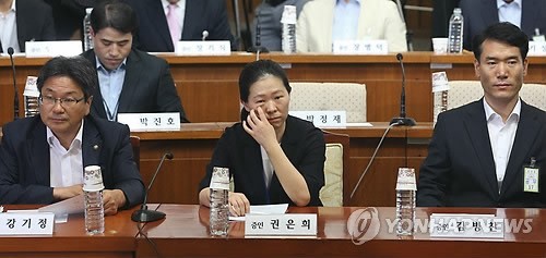 ▲ 국가정보원 댓글의혹 사건 규명을 위한 국정조사 특위 2차 청문회가 19일 오전 국회에서 열렸다. 증인으로 출석한 권은희 전 수서경찰서 수사과장(가운데)이 얼굴을 만지고 있다. 2013.8.19 ⓒ 연합뉴스