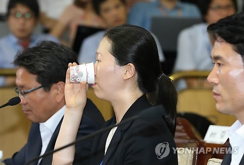 ▲ 국가정보원 댓글의혹 사건 규명을 위한 국정조사 특위 2차 청문회가 19일 오후 국회에서 열렸다. 권은희 전 수서경찰서 수사과장이 물을 마시고 있다. 2013.8.19 ⓒ 연합뉴스