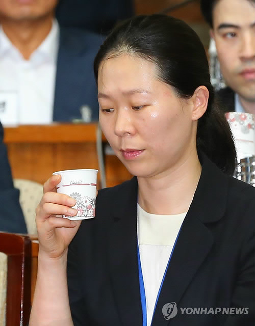 ▲ 국가정보원 댓글의혹 사건 규명을 위한 국정조사 특위 2차 청문회가 19일 오전 국회에서 열렸다. 증인으로 출석한 권은희 전 수서경찰서 수사과장이 물을 마시고 있다.ⓒ연합뉴스