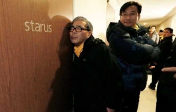 ▲ 12.19 대선직전 민주당에 의해 벌어진 국정원녀 감금사건의 사악함을 여실히 보여주는 상징적 사진.