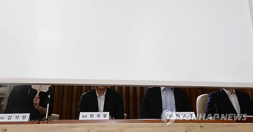 ▲ 국가정보원 댓글의혹 사건 규명을 위한 국정조사 특위 2차 청문회가 19일 오후 국회에서 열렸다. 증인으로 참석한 국정원 직원들이 가림막 뒤에 앉아있다. 왼쪽부터 댓글사건 당사자인 김모씨, 전 국정원 심리전단 단장 민모씨, 전 국정원 국익정보국장 박모씨, 전 국정원 심리전단 팀장 최모씨. ⓒ 연합뉴스