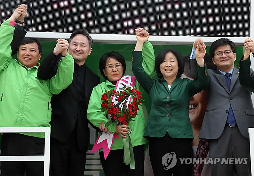 ▲ 지난 4월 11일 서울 노원구 상계동 마들역근처에서 표창원 전 경찰대 교수가 4·24 재·보선 선거에 출마한 김지선 정의당 후보 등과 함께 손을 맞잡고 있다. 왼쪽부터 대표, 표창원 전 경찰대 교수, 김지선 후보, 심상정, 박원석 의원. ⓒ연합뉴스