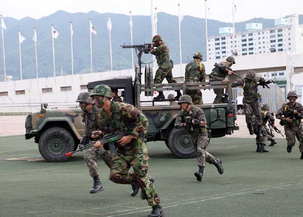 ▲ 2012년 8월 21일 충주시의 을지연습 장면. 적의 후방침투를 가정한 대응훈련 장면이다.