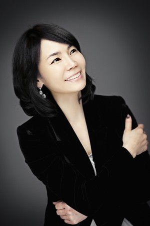 ▲ 한국적 색과 이미지를 담은 '샤함' 팔찌를 하고 있는 제국의 아이들 ⓒ제아 공식 홈페이지